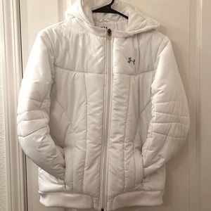 YOUTH size White Under Armor Puff Jacket gently used.
